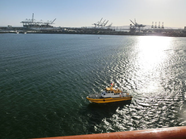 クルーズ船恒例の避難訓練がありましたが、ここは写真撮影禁止なので割愛。ここでもむずかるレオのおかげ（？）で、避難訓練は車いすの人たちと座った状態で受けて、さっさと部屋に帰るにことができました。そうこうしているうちに、汽笛の音が鳴り、いよいよロングビーチの港から出港です。水先案内人を載せたタグボートがクルーズ船の横を走っていきます。