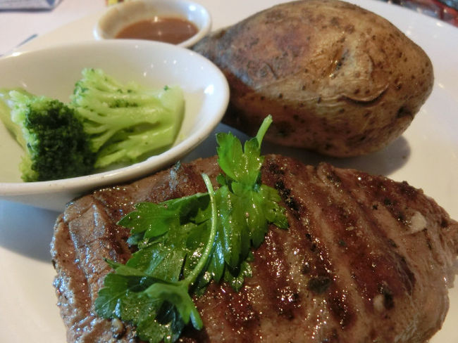 主菜は赤身のステーキをレアで注文しました。なかなか旨いぞ！