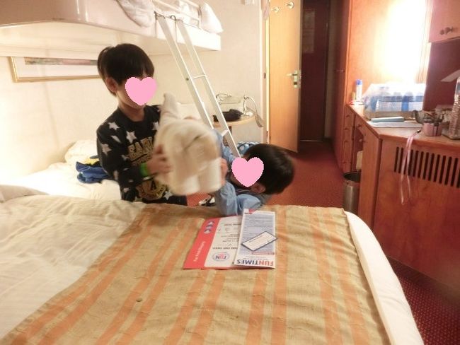 獰猛な二匹の肉食獣に連れていかれる恐竜ちゃん。この２秒後、恐竜ちゃんは二枚のタオルになってしまいました・・・<br />気持ちは高揚しつつも、眠気と疲れに負けて、シャワーから上がったら、そのままベッドに倒れるように眠ってしまいました。<br />