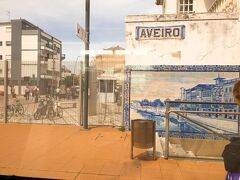 途中のアヴェイロ駅。　この駅でもかなりの乗客の乗降がありました。　

有名な観光都市ですよね。　駅のホームのアズレージョからして既にキレイだもん!　今回の旅行では残念ながらスケジュールの関係で立ち寄ることは出来ませんでしたが、いつか訪れてみたい街です。
