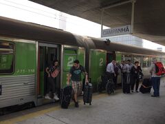 はぁぁぁぁ!　ようやくポルト・カンパニャン駅に到着!　予定していたよりも3時間ほど遅れての到着です!　実はポルトでは通常のホテルではなく、オーナーがいるアパートメントホテルに滞在予定で、列車の到着時間に合わせて、ホテル到着時間も事前に連絡済でした!

イタリアのB&Bに宿泊した際、勝手が分からず、ミスコミュニケーションで到着後すぐにチェックインできなかったことがあるので、到着時間の変更に関してはかなり敏感になってました。　車内のWi-Fiは繋がりにくいながらも、一応facebookのメッセンジャーのシステムで到着時間の遅れを送信してたので、多分大丈夫だとは思うんだけど…。　