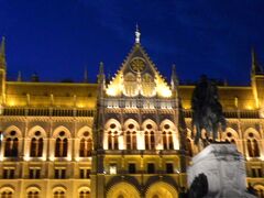 ブダペストの夜景。
トラムに乗ってライトアップされた夜のドナウ川
両岸の夜景を楽しむ。
国会議事堂も昼間お澄まし顔とは異なり妖しく美しい
魅力に包まれていた。