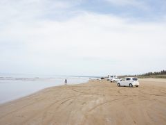 ここは砂の粒子が細かいおかげで車が走行できるくらいに砂浜が硬いんです(◎o◎)
なのでみんな波打際に車を止めて水際で遊んでいました。