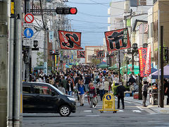  次は材木町のよ市に行ってみることにします。よ市は4月から11月までの毎週土曜日の夕方にイーハトーブアベニュー材木町という通りで開催されている市場で