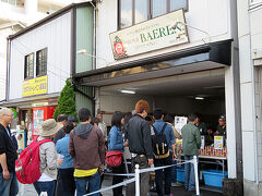 　いろいろな店がありますがまずはベアレンのビールを飲むことに。すでに長い行列ができていましたがその後ろに並びます。昨日、ベアレンのビールは嫌というほど飲んだのですがそれでもまた飲みたくなります。最初は500円を払いますが2杯目からは300円。リユースカップを返却すると200円が戻る仕組みです。