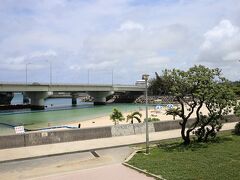 波の上ビーチ。
那覇空港から車で１５分のところにある人工ビーチです。