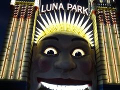 まだ少し明るいため、近くのLUNA PARKへ行ってみました。メルボルンにもあったLUNA PARK。シドニーでは中には入りませんでした。
それにしても、人の顔をしたゲートは、ライトアップされると若干不気味に見えました…。