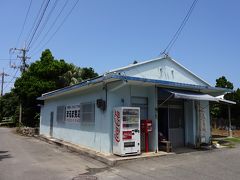 お昼を食べたお店に、波照間島の泡盛・泡波のボトルがあり、泡波についてガイドの方から説明を受けました。さらにガイドの方に、ちょっと隠れ家的な売店を案内してもらい、運がいいと泡波買えるよと教えてもらいました。
あいにく4合瓶はsold outでしたが、100mlのミニチュアボトルは売っていました。波照間島名産の黒糖と一緒にお土産として購入しました。