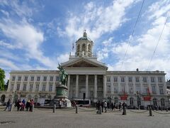 ロワイヤル広場の聖ヤコブ教会です。
前に建っているのは第1次十字軍の指導者、ゴドフロワ・ド・ブイヨンの騎馬像です。