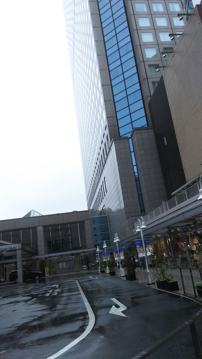 エントランス前を通って駐車場に。