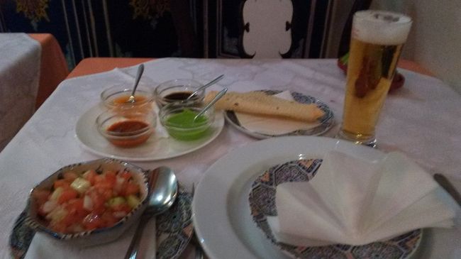 今日は間違えずにホテルまで帰れました。<br />サンセバスチャンのスーパーにあるタパスのお店で晩御飯を食べようとしたのですが、一杯待っている人がいたので止めました。<br />ホテルに一旦帰って、今日もホテルの前にあるマラケシュというモロッコ料理の店に行きました。<br /><br />メニューが2つあって、一つはモロッコ料理、もう一つはインド料理ということでした。<br />どっちでもいいけど、野菜が食べたいのでトマトサラダを頼んだら予想と違うものが来た。<br />ビールの隣にあるのはパリパリの薄いおせんべいみたいなので、4種類のソースを付けて食べるらしい。ビールのおつまみなのか、頼まないのに来た。<br />