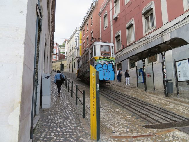 今日はシントラに行くためにロシオ駅に向かっています。<br />ブルーラインのレスタウラドーレス駅で降りてロシオ駅に向かっている途中、ケーブルカーのグロリア線がありました。<br />