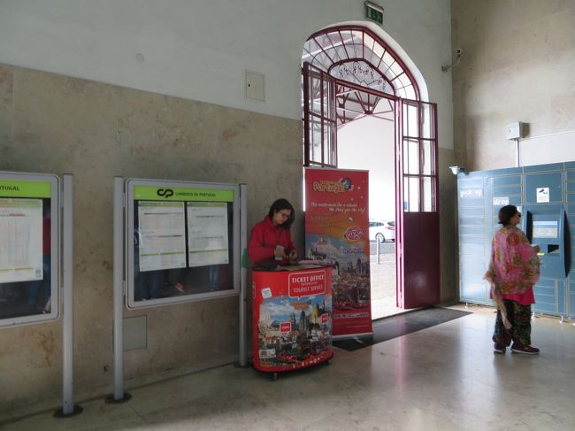 駅構内にチケットオフィスがありました。<br /><br />駅の窓口でシントラtrain＆busを買いました。15ユーロです。