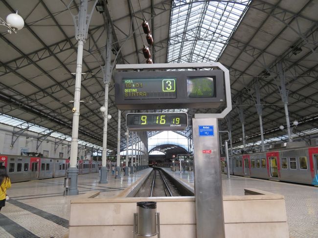 地球の歩き方に20分おきくらいに電車が発車するみたいなことが書いてあったので、調べもせず来たのですが、なんと10：01発なので45分待ちだって。<br />ちゃんとサイトで調べてくればよかった。