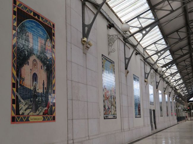 駅の壁面にはアズレージョがあってきれいです。