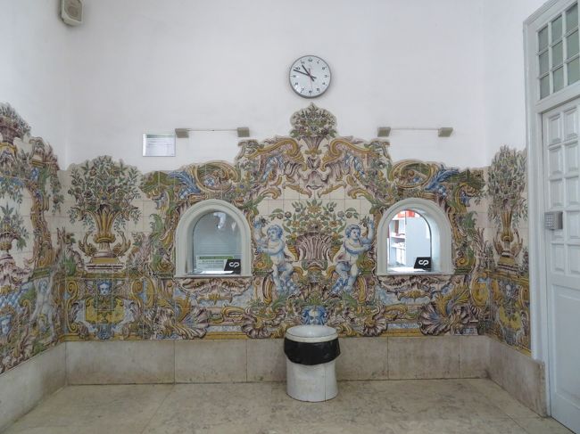 シントラの駅に着いたらすごくたくさんの人がホームに溢れています。<br />改札を通って外に出るだけでもかなり時間がかかりました。<br /><br />シントラ駅構内はアズレージョで装飾されています。