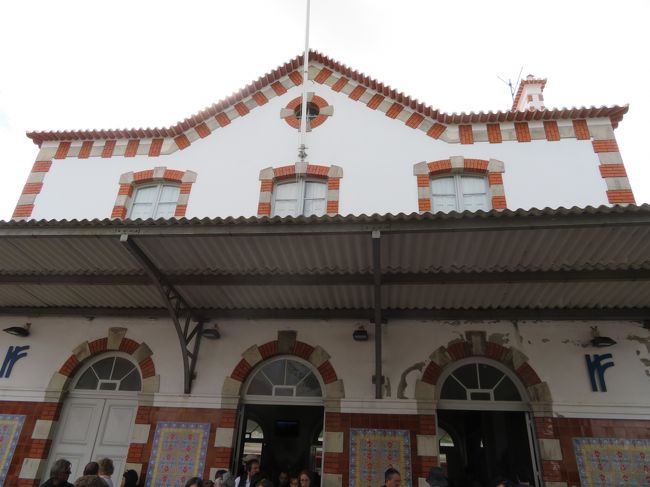 駅を出て右に行くと434番バスの乗り場がありました。<br />人が一杯で1台目には乗れませんでした。<br />待ってる間に空を見ると雲が厚くて雨が降りそう。<br />歩き回る予定で半袖のＴシャツにジャケットを着てきたので、ちょっと寒い。<br />周りを見るとダウンを着ている人がいたりして……<br /><br />2台目が割とすぐに来て、座ることができました。ラッキー！