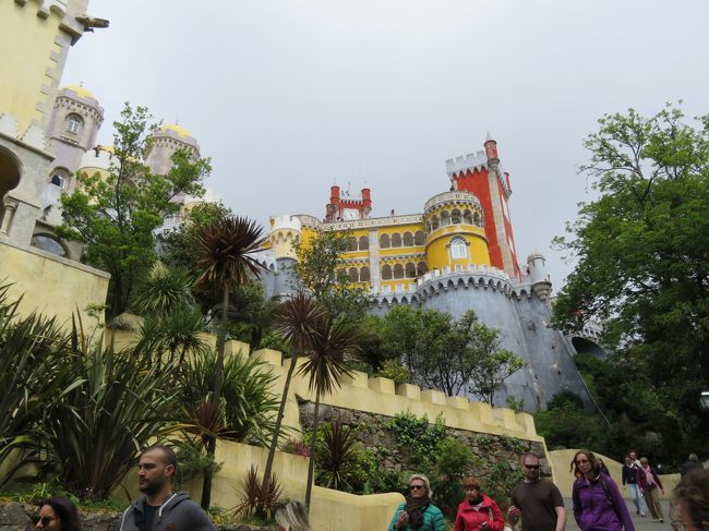 ※ペーナ国立宮殿は、ポルトガル・シントラにある宮殿。19世紀ロマン主義を象徴する建築として有名である。現在、国の文化財となっているペーナ宮殿は、1836年に女王マリア2世の王配フェルナンド2世により建てられた。十分な教育を受けた未来の王フェルナンド2世は、初めて山に登り旧フラデス・ヒエロニミタス修道院の廃墟を目にしたとき、すぐにシントラに一目惚れした。（旧修道院は、ジョアン2世時代にディオゴ・ボイタクにより建てられた物が原型で、すぐにマヌエル1世により、ジェロニモ修道会へ再び寄進し聖ペーナを讃えるという約束を実行するため岩山の上に修道院が再建された）。<br /><br />※宮殿自体は贅を尽くした様式で、一風変わった建築様式の大量な動的効果がある。違う様式の混合は、ゴシック・リヴァイヴァル建築様式、ネオ・マヌエル様式、ネオ・イスラム様式、ネオ・ルネサンス様式、その他様式の中で示されている。