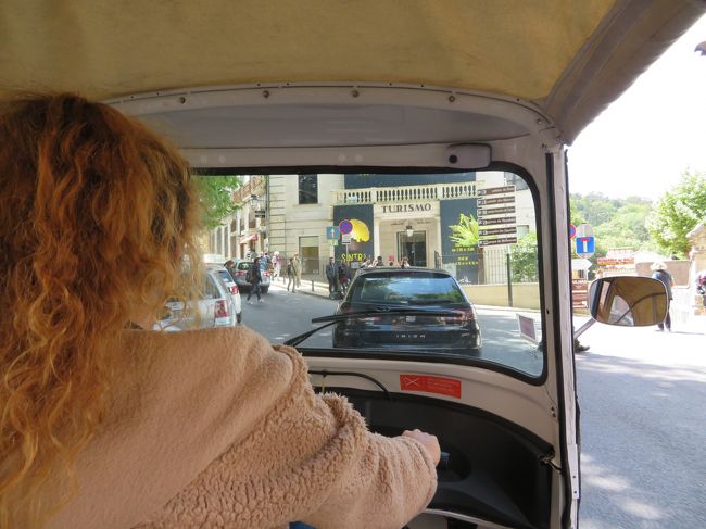 途中の広場で434のバスを待っていたらトゥクトゥクが来た。<br />ムーリスまで5ユーロというから乗ってみたくなって、乗っちゃった。<br />お姉さん、すごい勢いで飛ばすの。