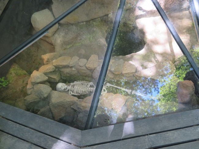 なぜか途中にこの人骨の展示しある場所がありました。<br />何なんだろう？