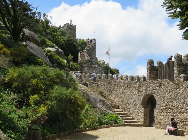 チケットオフィスの所にはトイレとカフェがありました。