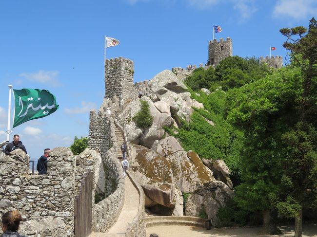 チケットオフィスの前の広場から見た右側の城壁。<br />左側の城壁のほうが高い場所まで続いているので、左側のほうに登ることにしました。