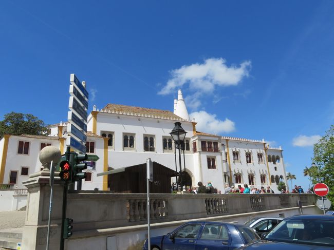 ムーリスの前のバス停から434番のバスに乗ってシントラ王宮まで来ました。<br /><br />帰りのバスの乗り場についていろいろなご意見を読みましたが、来たバスに乗っていた人はほとんどムーリスで降りました。<br />なのでムーリスで乗ろうとした人は全員乗れました。<br />次のペーナ宮殿では積み残しも出たようでした。