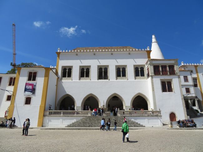 シントラ王宮。<br />ペーナ宮殿を見た後だからえらくシンプルに見えます。<br /><br />王宮のチケットは10ユーロでした