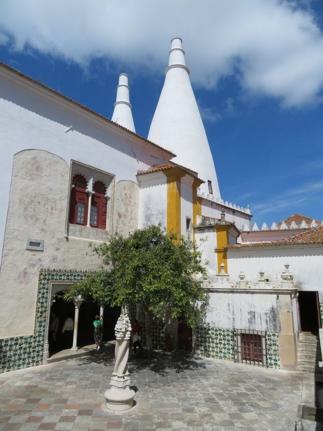 中庭です。シンボルの煙突が大きく見えます。