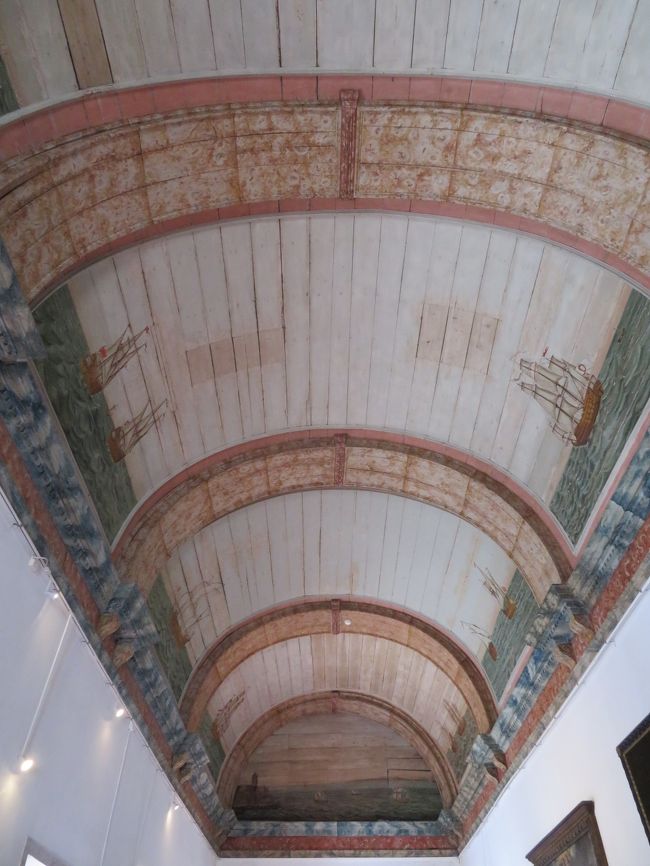 天井に帆船の絵が描いてあります。