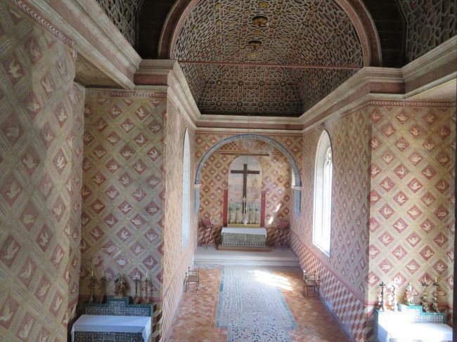 王宮の中の礼拝堂<br />ここでまた日本のツアーと一緒になって、礼拝堂の説明を少し聞きました。<br />ここで使われているタイルは古くて非常に貴重なものだそうです。<br />