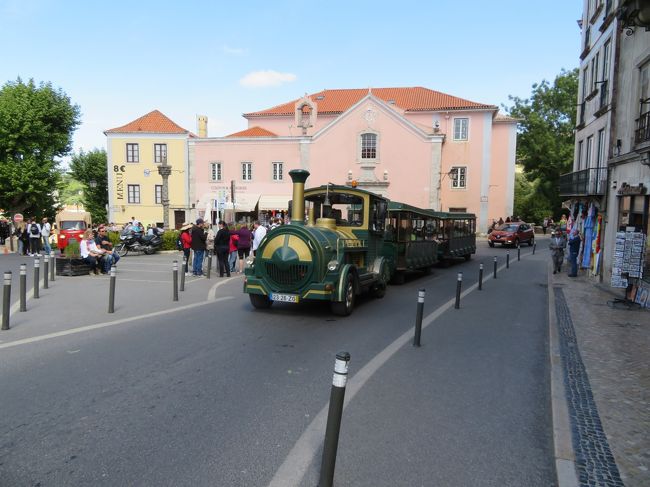 この時点で3時40分くらい。<br />せっかく天気がいいのでロカ岬に行くことにしました。<br />レガレイラ宮殿にも行ってみたかったけど、いろいろ時間のロスをしたのであきらめることにしました。<br />再び434番のバスに乗ってシントラ駅まで行って、403番のバスに乗ってロカ岬に行きました。<br /><br />このバス日本人率が高くて、何かやたら奥さんに威張り散らす旦那と奥さん（奥さんも途中で反撃していたけど、せっかくの旅行が楽しくなさそうだった）、赤ちゃん連れのご夫婦と一緒でした。<br />