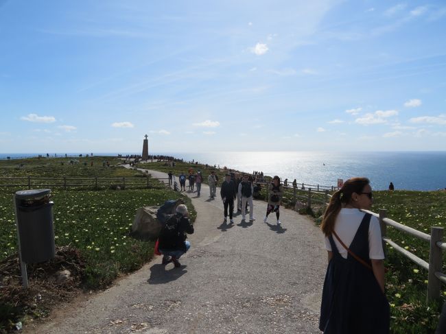 やって来ましたロカ岬。<br /><br />途中の道は狭い田舎の生活道路という感じで、対向車が来るとすれ違が大変でした。<br />途中で私の乗っているバスと対向したベンツのおじさん、目測を誤ったのか低い段差に当ててしまい、ガンという音がしました。<br />前のバンパーの下だったけど、段差のコンクリートが欠けて落ちてたから車の下大丈夫だったかな？