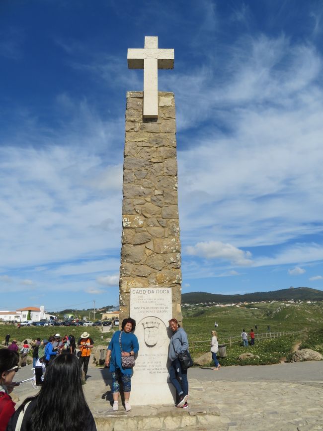 とにかく人が一杯。<br />無人の状態で石碑を撮るのは無理。