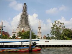 ワット・アルンですね。
本当は降りて見ていきたいところですが、そこまでは時間がありません。。