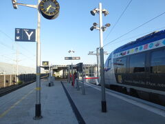 TGVには同じホームで乗り継ぐことができます。屋根のない方が普通列車のホームで、TGVは屋根のある方に停車します。