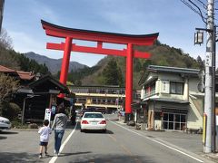 榛名神社入り口の鳥居。カーナビでこちらに車を止めて角を曲がったらまだ長い急坂が続いててｗ心が折れそうになったけどｗたくさんの蕎麦屋さんとかもあるんだけど、車がいっぱいで止められない状態だったので、下で止めて正解だったかも！