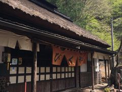 達磨寺から榛名神社へ向かう道すがらものすごく味のある茅葺の渋いお店を発見。