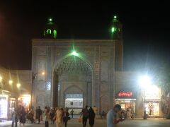 バザールの近くまで戻ってきました。
この門の向こうがモスクであることをようやく知り、どんな感じかだけ見てみることに。