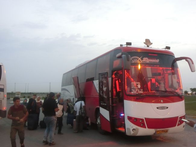 【旅行7日目：5/4（木）】<br /><br />シーラーズを真夜中に出発したバスは、ほぼ定刻で朝6時ぐらいにヤズドへ到着。6時間ぐらいですね。<br />思ったよりよく眠れたかなという感じ。<br /><br />夜のマシュハド行きのバスチケットを買うため窓口で係員と話していると、後ろから声を掛けられた。<br />イスファハーンで一緒だった香港ボーイとここで再会！<br />タクシーをシェアすることにしました。
