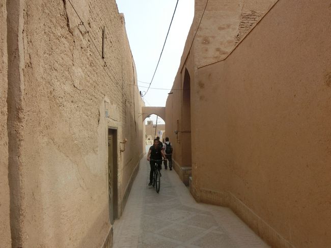 旧市街はずっとこんな感じ。<br />まぁ何もないと言えば何もないのですが…イスファハーン、シーラーズの喧騒とは違ったこの雰囲気も、悪くない。
