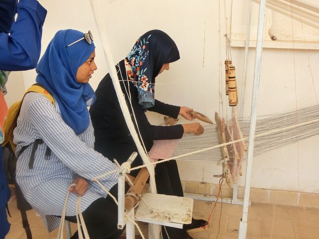 繊維工場（？）の開放部分を見学。<br /><br />手前に座っているのは、マレー系シンガポール人姉妹のお姉さんのほう。<br />もともとムスリムなのでヒジャヴも違和感がないし、一見するとイラン人のようにも見えるw