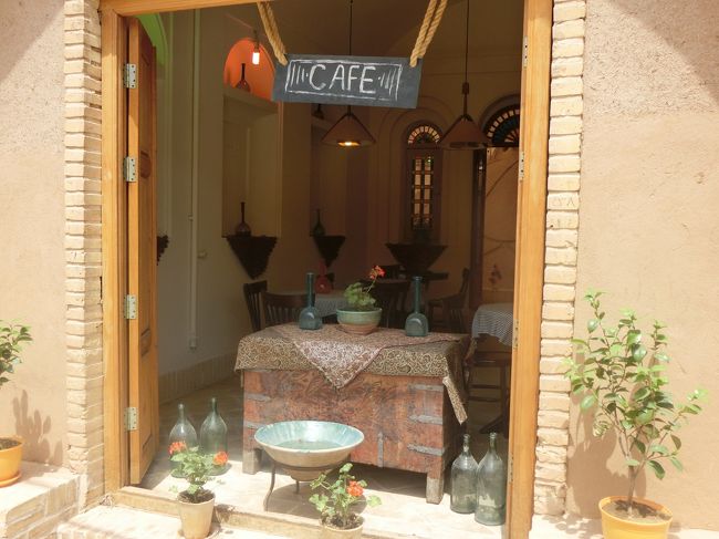 良さげな雰囲気のカフェ。<br /><br />こんなところで美味しいお茶を飲みながら、読みたい本を気が済むまで読んでくつろぐ。<br />贅沢な休日の過ごし方！