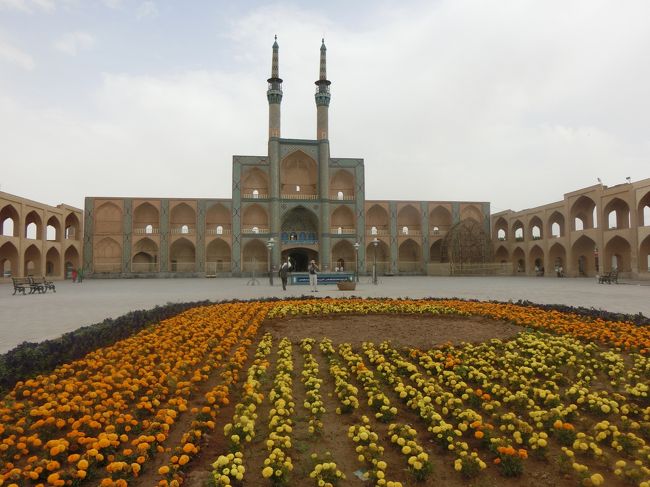 ホステルに戻って、預かってもらっていた荷物を受け取って、再びヤズド市内の散策に出発。<br />まずはアミール・チャグバーグ広場へ歩いていきました。<br />イスファハーンやシーラーズと比べると規模は比較にならないけれど、素朴でこういう場所も好きですよ。