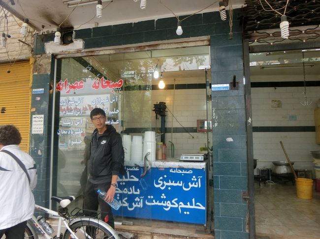 「この店のスープが美味しいんだ、あとで来よう」と言われたものの、この日の夜にバスでマシュハドへ向かう予定にしていた私は食べられなかったのが残念！