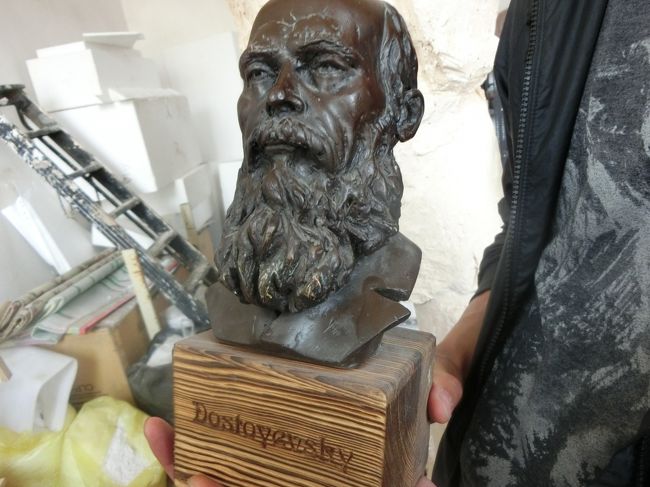 ロシアの文豪、ドストエフスキーの彫刻だそうです。<br /><br />ついさっきそこで知り合ったばかりの外国人を、何の見返りも求めずに工房へ案内してくれたおじさん。感謝の一言に尽きます。<br />イランの人々の親切心、優しさに触れるたびに、日本では忘れてしまったものを思い出すような感覚になりますね。