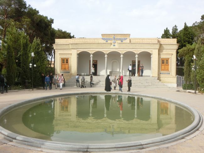 ついに、お別れの時間に。<br />ヤズドはちょっと寄ってみよう、でも大して見るべき場所もなさそうだから1日でいいやと思っていた程度でしたが、一緒に行動を共にしてくれたバックパッカー、そしてゾロアスター教とのおじさんのおかげで、素晴らしい1日になりました。<br />今回のイラン旅の中で、派手さは全く無いけれど、一番思い出深かったのがこのヤズドでした。<br /><br />別れを惜しんでいては先には進めない。<br />寺院の正面で写真を撮って、バスターミナルへと向かいました。