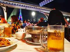 チャオプラヤ川沿いの景色が良いレストランでディナー
シンハービールうまい