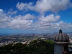高台から眺めると、遠くにムーア人の城跡が見えます…。　ちょっと写真だと分かりにくいけど…。　