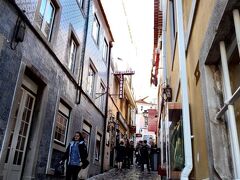 レプブリカ広場には、カフェやレストランが点在するとガイドブックにも書いてあって、もう少し賑わっているストリートを想像していたのですが…、この坂の下に何軒かありましたけど、客引きが凄い…(観光地なんだから当たり前だけどね)。　